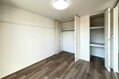 【洋室】２本のハンガーパイプと中段・枕棚を配したクローゼットは、天井の高さも活かしてたっぷり収納で…