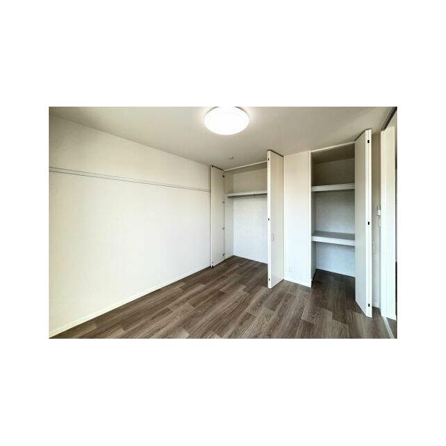 【洋室】２本のハンガーパイプと中段・枕棚を配したクローゼットは、天井の高さも活かしてたっぷり収納で…