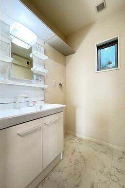 【洗面所】忙しい朝の洗髪に大助かりの洗髪洗面化粧台は、髪型チェックに便利な三面鏡仕様♪鏡の裏側には…