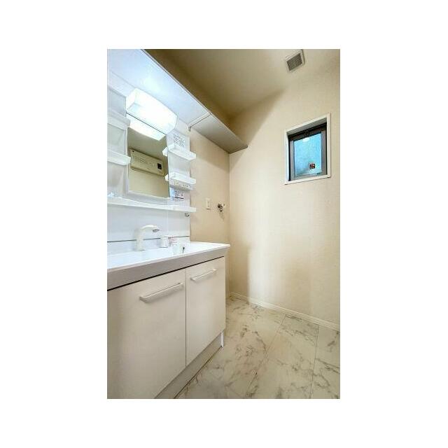 【洗面所】忙しい朝の洗髪に大助かりの洗髪洗面化粧台は、髪型チェックに便利な三面鏡仕様♪鏡の裏側には…