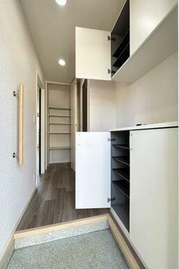 【玄関】天井高を活かして上下に分かれたシューズボックスは豊富な収納力。可変式の棚になっているのでブ…