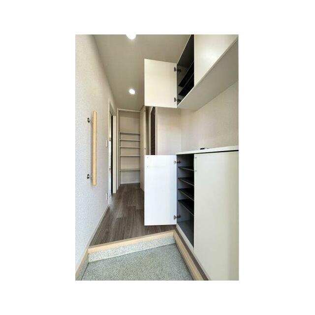 【玄関】天井高を活かして上下に分かれたシューズボックスは豊富な収納力。可変式の棚になっているのでブ…