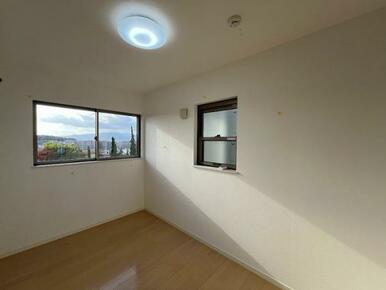 大きな窓付きの洋室です