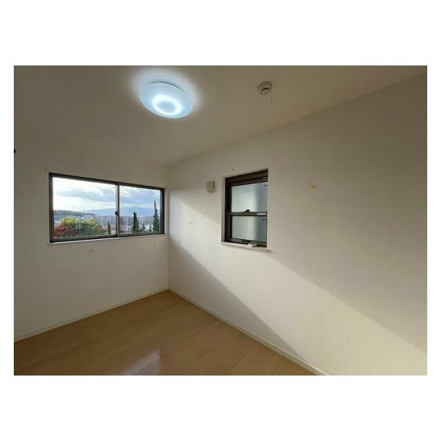 大きな窓付きの洋室です