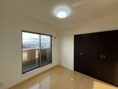 こちらの洋室にも大きな収納がございます