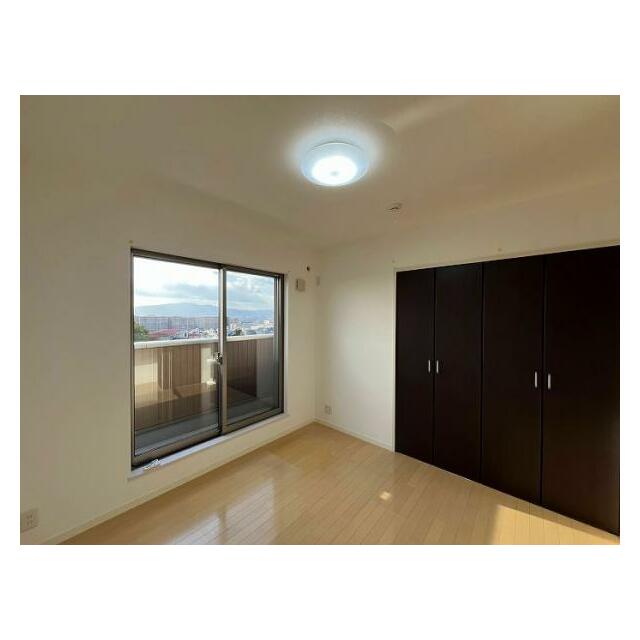 こちらの洋室にも大きな収納がございます