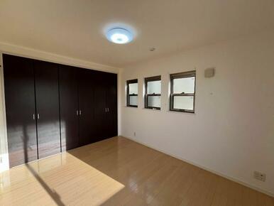 小窓がある洋室です