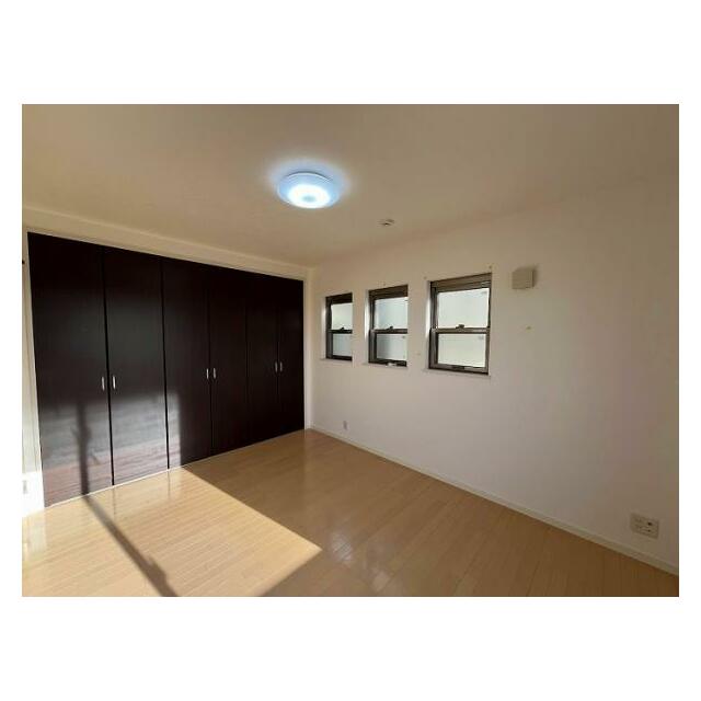 小窓がある洋室です