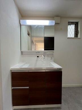 洗面台新品交換しております