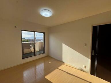 採光の取れた洋室です