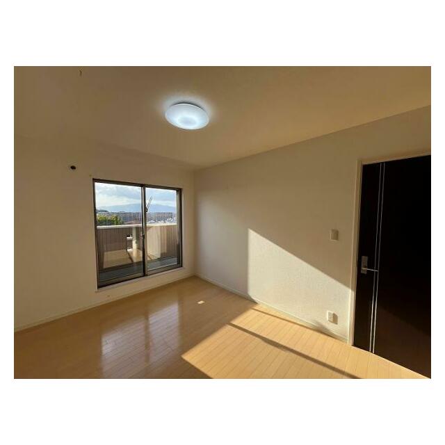 採光の取れた洋室です