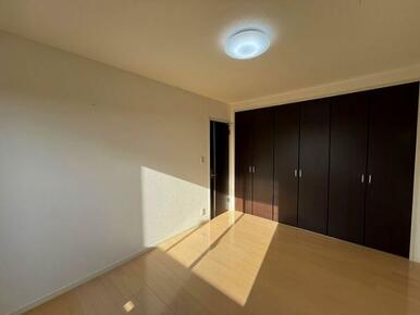 壁一面の収納がございます