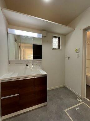 広々とした洗面所です