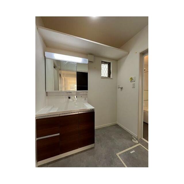 広々とした洗面所です