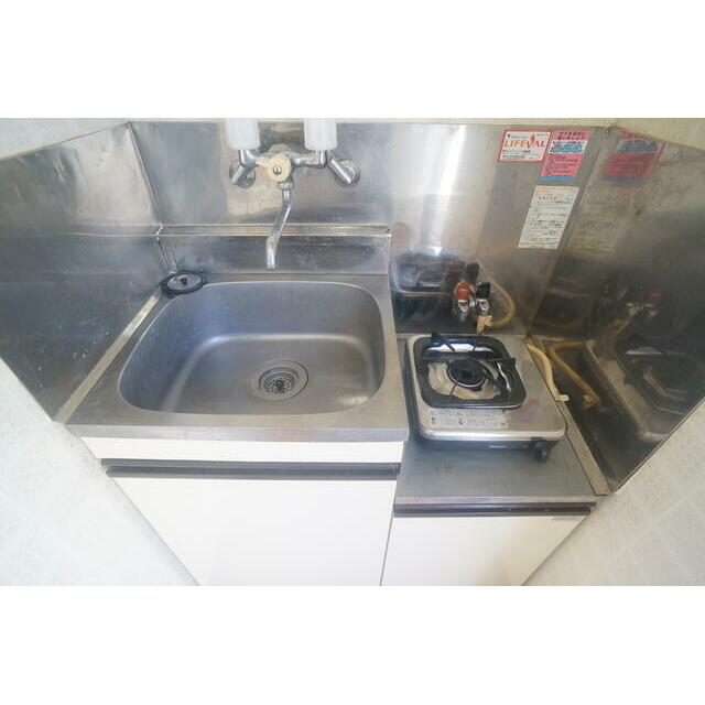 ミニキッチンですが、収納もあり便利なキッチンです♪