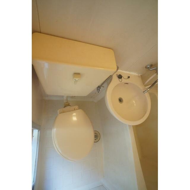 清潔感ある洋式トイレです☆丸洗い可能でお掃除も楽々！！