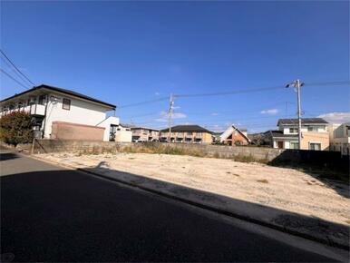 大野城市立御笠の森小学校まで徒歩９分の安心感。毎日の通学もラクラクで、子育て世代に嬉しい立地です。