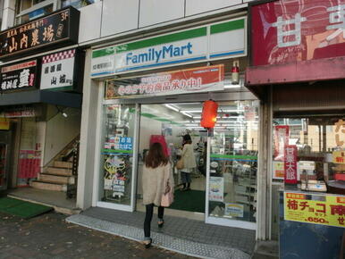 ファミリーマート成増駅前店 130m