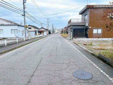前面道路は広い割には交通量がそれほどでもないです。