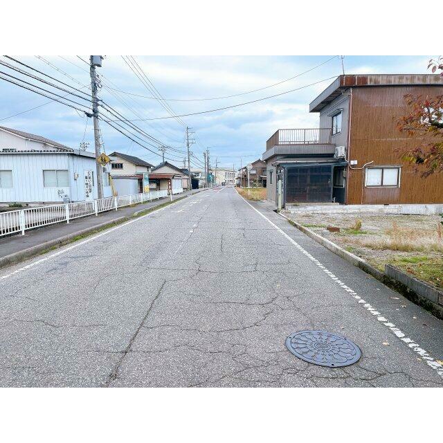 前面道路は広い割には交通量がそれほどでもないです。