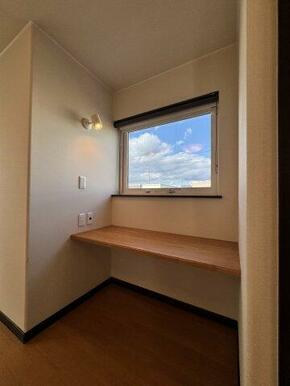 デスクは仕事やメイク用として活用可能。