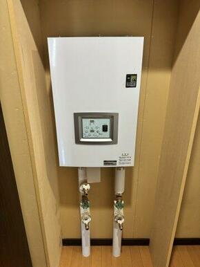 暖房ボイラーが収納に隠れております。