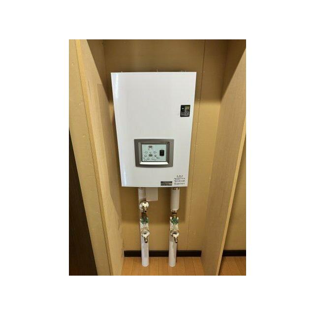 暖房ボイラーが収納に隠れております。