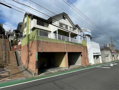 開放感のあるバルコニーから、街並みを見下ろす高台の立地。並列駐車可能なガレージは、大切な愛車を守りま