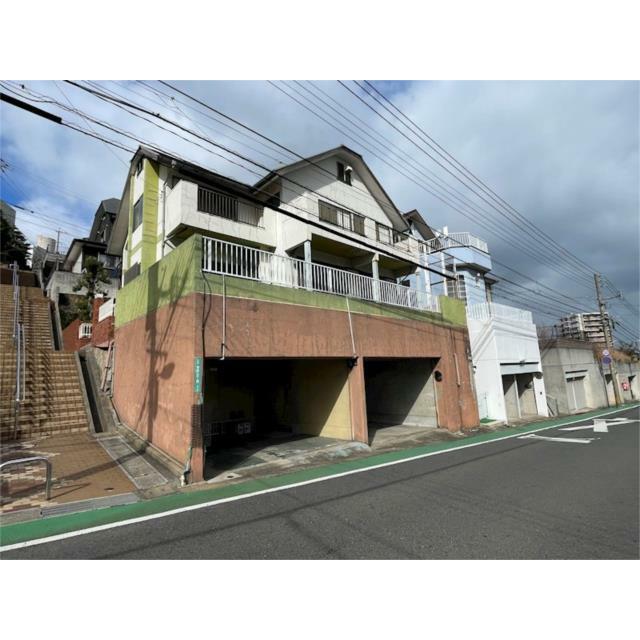 開放感のあるバルコニーから、街並みを見下ろす高台の立地。並列駐車可能なガレージは、大切な愛車を守りま