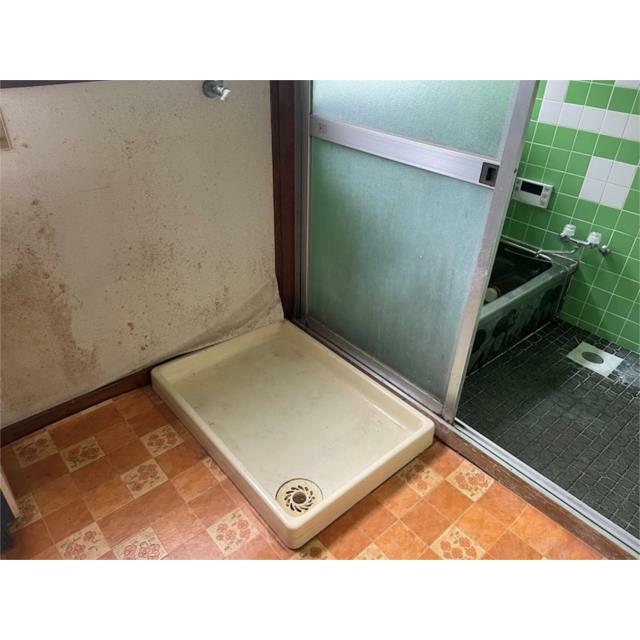 レトロな雰囲気が魅力のバスルーム。内装を工夫して、自分好みの空間へと生まれ変わらせる楽しみがあります