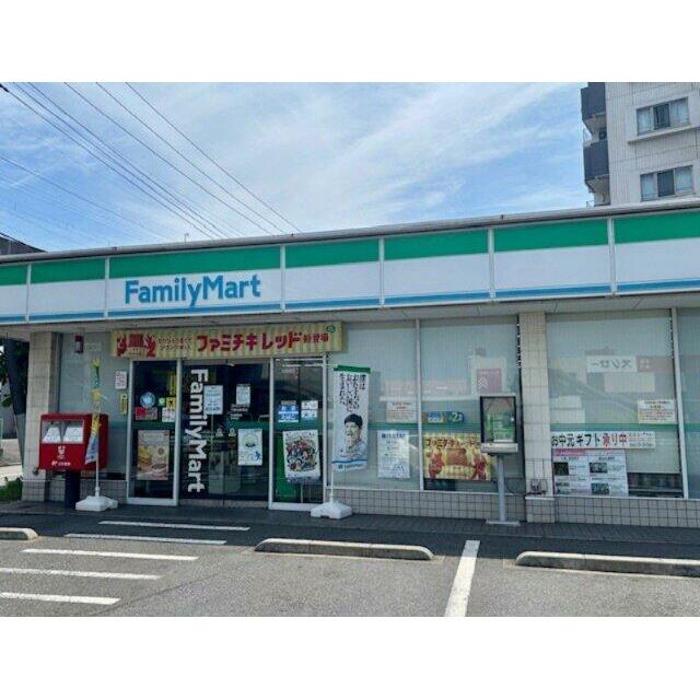 ファミリーマート千葉寺駅東店は徒歩10分の距離です。2025年6月撮影
