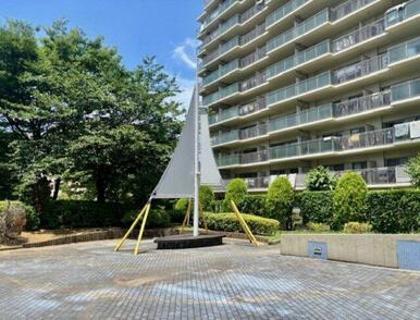 敷地中心には集会棟の「ポートハウス」と一体になった「海の広場」。海と砂浜をテーマに設計されたスペース