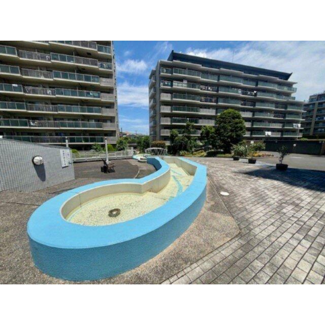 ポートガーデンには人々を癒してくれる池があります。2025年6月撮影