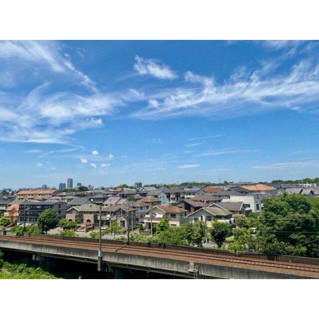 6階の開放廊下から見た北西側の眺望です。2025年6月撮影