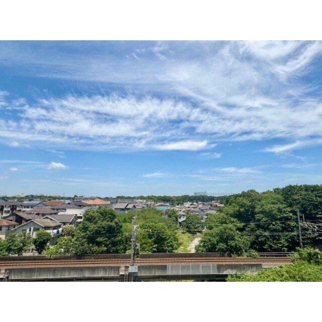 6階の開放廊下から見た北側の眺望です。2025年6月撮影