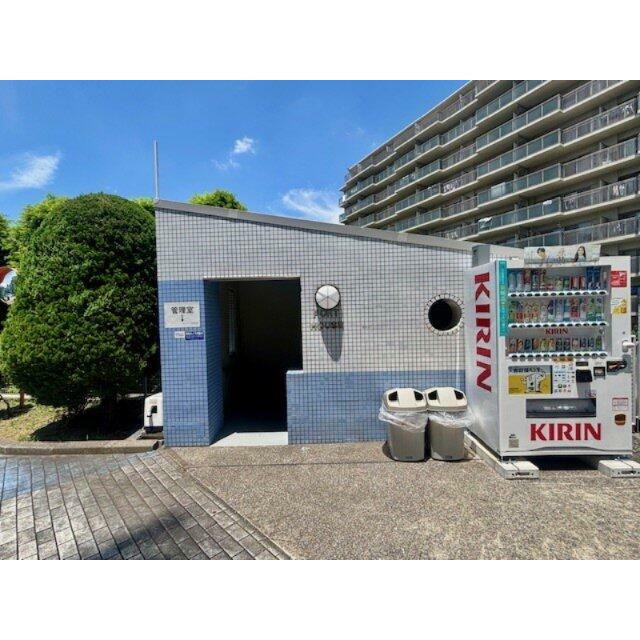 ポートガーデンから管理員室へエレベーターを使います。2025年6月撮影