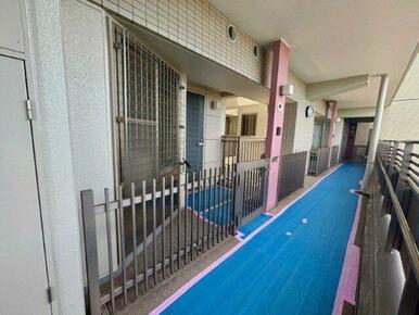 幅が広くゆったりとした開放廊下です。2025年6月撮影