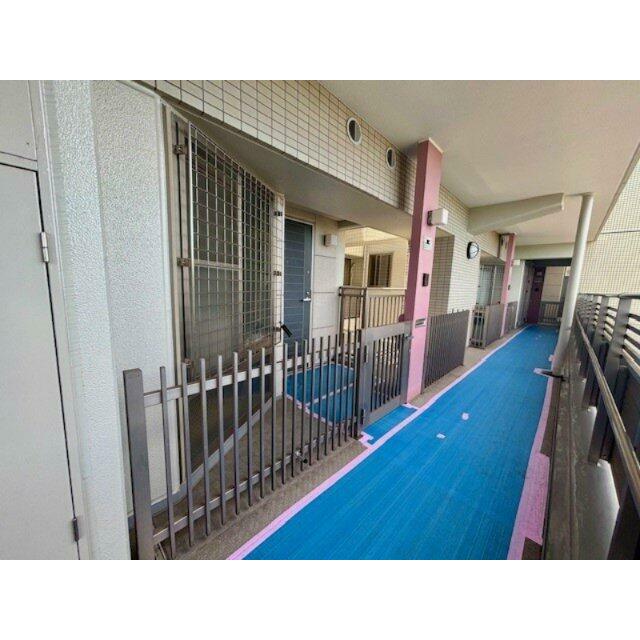 幅が広くゆったりとした開放廊下です。2025年6月撮影