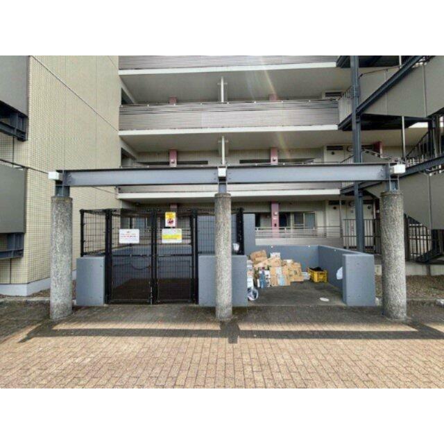 エステ・スクエア青葉の森イーストポートのゴミ置場です。2025年6月撮影