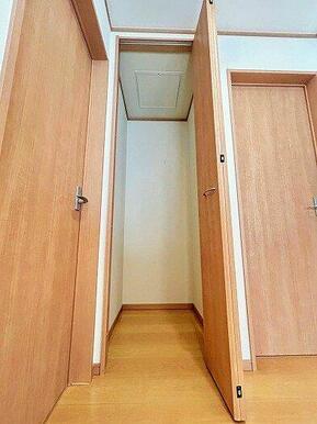 「２階廊下」廊下にも収納用のスペースがございます。