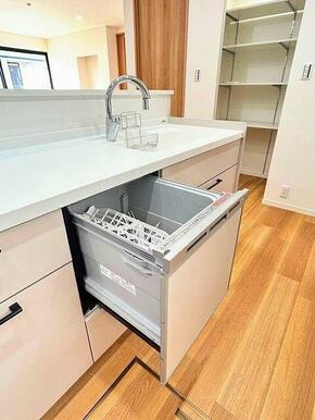 「キッチン」食洗器付きで洗い物の時間短縮、節水もできます。
