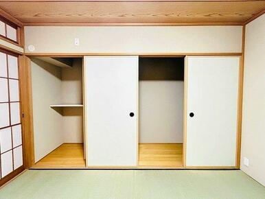 「１階南側和室」広々収納ができる押入れがございます。