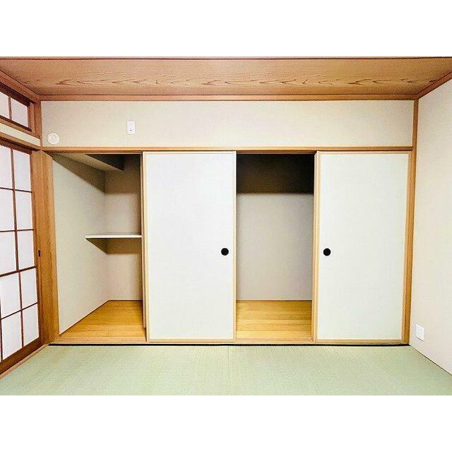 「１階南側和室」広々収納ができる押入れがございます。