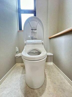 「トイレ」２階トイレも自動開閉式へ新品交換済み、手洗い場も完備しております。