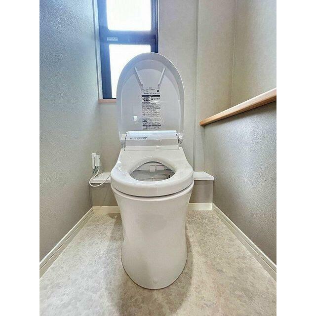 「トイレ」２階トイレも自動開閉式へ新品交換済み、手洗い場も完備しております。