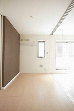 ４帖の洋室。陽射しの差し込む明るいお部屋です。床材は高級感のあるフローリング（巾広タイプ）仕上げと…