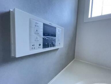 ボタンひとつでお湯張りや追い焚き、温度調整までしてくれる便利なオートバス機能付き！