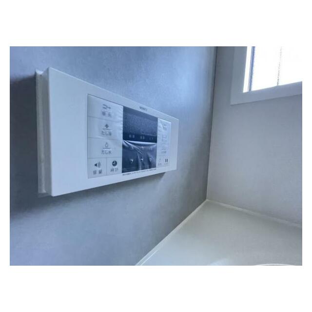 ボタンひとつでお湯張りや追い焚き、温度調整までしてくれる便利なオートバス機能付き！