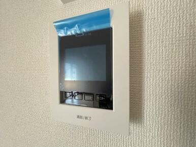 訪問者がひと目でわかるモニター付きインターホンを標準装備。お子さまのお留守番にも安心です！
