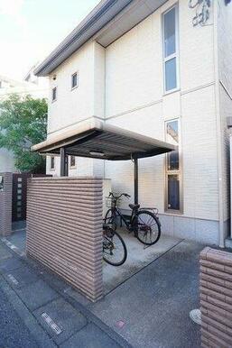 屋根付駐輪ございます。
